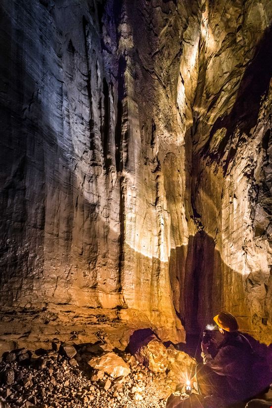 interno Miniere di Dossena 18km di gallerie, 2000 anni di storia, fanno delle miniere di Dossena un luogo unico e incontaminato, riaperto per fini turistici a partire dal 2014.Particolarità di questo scenario storico ( si pensi che risalgono all'epoca dei romani ) è l'apertura all'interno di esse, di una cantina per la stagionatura di un formaggio locale: "Ol minadur".  